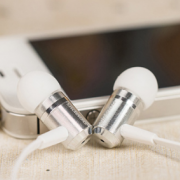 意达欧入耳式有线耳机批发IV3音乐线控麦克重低音通用耳机可代发